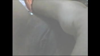 Novinha batendo uma siririca