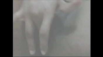 Novinha batendo uma siririca