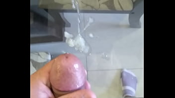 Homem se masturbando