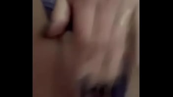 Mira que rico me masturbo en casita con mis ricos deditos adentro de mi vagina mexicana caliente