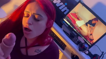 Ruiva Submissa Paga Um Boquete Para Esvaziar Meu Saco thumbnail