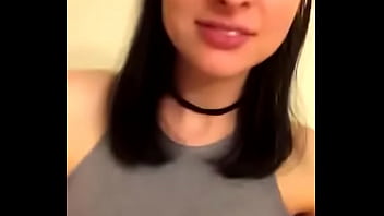 Linda mujer con tetas medianas