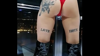 J'ai été tellement coquine pendant mes vacances et même dans l'ascenseur