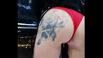 J'ai été tellement coquine pendant mes vacances et même dans l'ascenseur