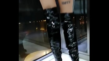 J'ai été tellement coquine pendant mes vacances et même dans l'ascenseur