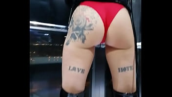 J'ai été tellement coquine pendant mes vacances et même dans l'ascenseur