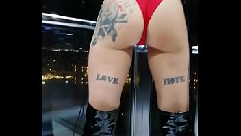 J'ai été tellement coquine pendant mes vacances et même dans l'ascenseur