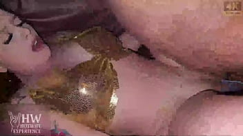 Abriu a porta da cabine o macho pirocudo fudeu a casada na frente do marido esposa hotwife safada e gostosa cansou do piruzinho do marido e foi na casa de swing arrumar macho