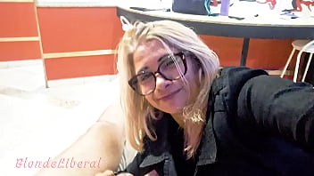 Fui atender fantasias do fã em motel e ele gozou tanto na minha boca que nem acreditei que era real