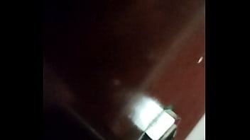 Arrivée à la darkroom pour un dogging à l'aveugle tu veux voir la suite