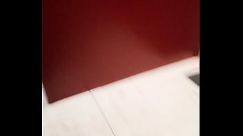 Arrivée à la darkroom pour un dogging à l'aveugle tu veux voir la suite