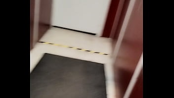 Arrivée à la darkroom pour un dogging à l'aveugle tu veux voir la suite