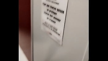 Arrivée à la darkroom pour un dogging à l'aveugle tu veux voir la suite