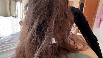 Hijastra hace una paja a padrastro en jeans