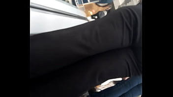 Culo en centro comercial pelo lizo