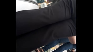 Culo en centro comercial pelo lizo