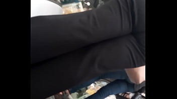 Culo en centro comercial pelo lizo