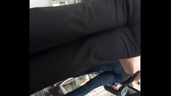 Culo en centro comercial pelo lizo