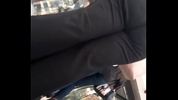 Culo en centro comercial pelo lizo