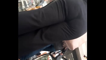 Culo en centro comercial pelo lizo