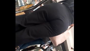 Culo en centro comercial pelo lizo