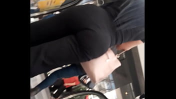 Culo en centro comercial pelo lizo