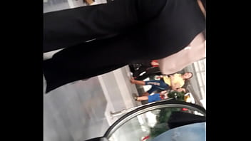 Culo en centro comercial pelo lizo