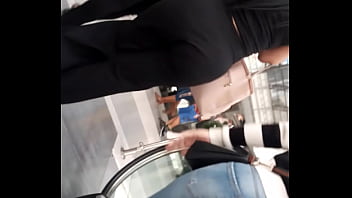 Culo en centro comercial pelo lizo