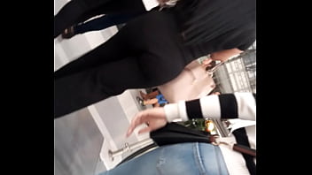 Culo en centro comercial pelo lizo