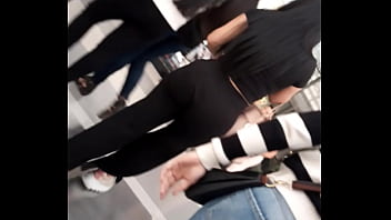 Culo en centro comercial pelo lizo