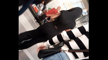 Culo en centro comercial pelo lizo