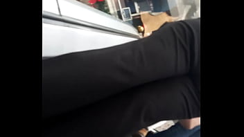 Culo en centro comercial pelo lizo