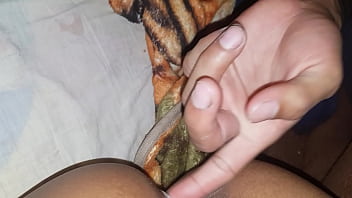 Chupandole la concha a mi esposa y unas metidas de dedo