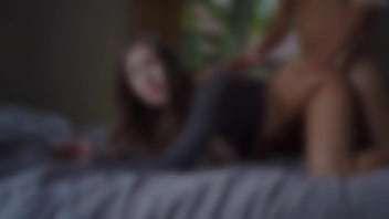 Gostosa peituda sentando gostoso