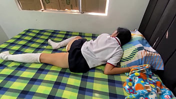 Ay hijastra¡ porque descansas con tu uniforme puesto si sabes que se me pone dura la verga