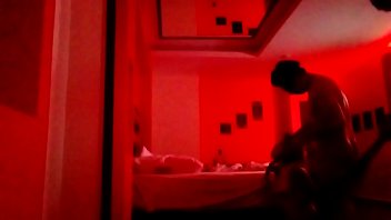 Castigo a la puta de mi esposa mientras me la chupa