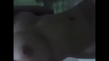 Novinha enfiando o dedo na chota