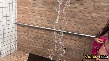 Casada se exibir na piscina antes de entra na madeira