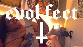 Please tickle my beautiful feet