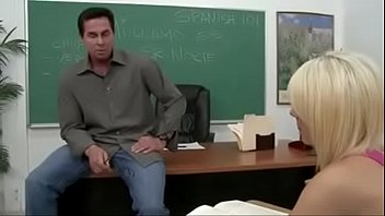 Rasputnaya telochka opytno nayarivaet stolb svoego uchitelya