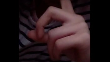 Se excita y se come el dedo