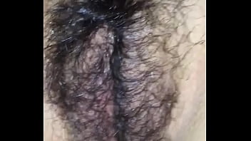 Examinando la vulva de mi esposa