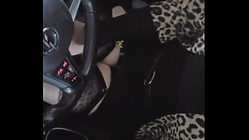 En voiture en attendant une bonne queue