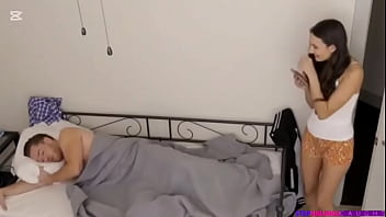 Mi hermanastra y yo estamos solo en la sala de la casa y está usando ropa bastante provocativa sub español ver completo