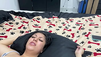 Estomos sola en casa y llega nuetro hermanastro y nos folla el coño