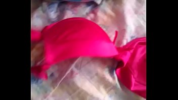 Encontre su vibrador y tangas de mi prima no hay nadie en la casa