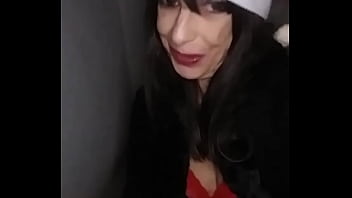 Excitée la mère noël a fait une pause dans la cage d'escalier trop