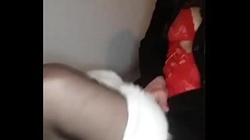 Excitée la mère noël a fait une pause dans la cage d'escalier trop