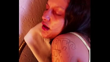 Morena safada balançando na vara