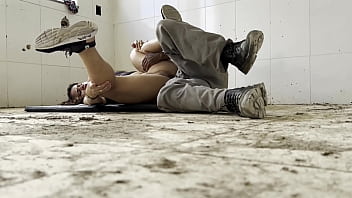 Garota de bunda grande adora dar o cu em casa abandonada